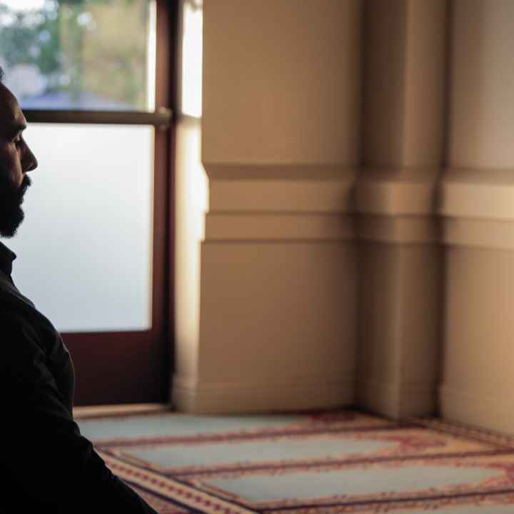 Ali Malik praying in a mosque